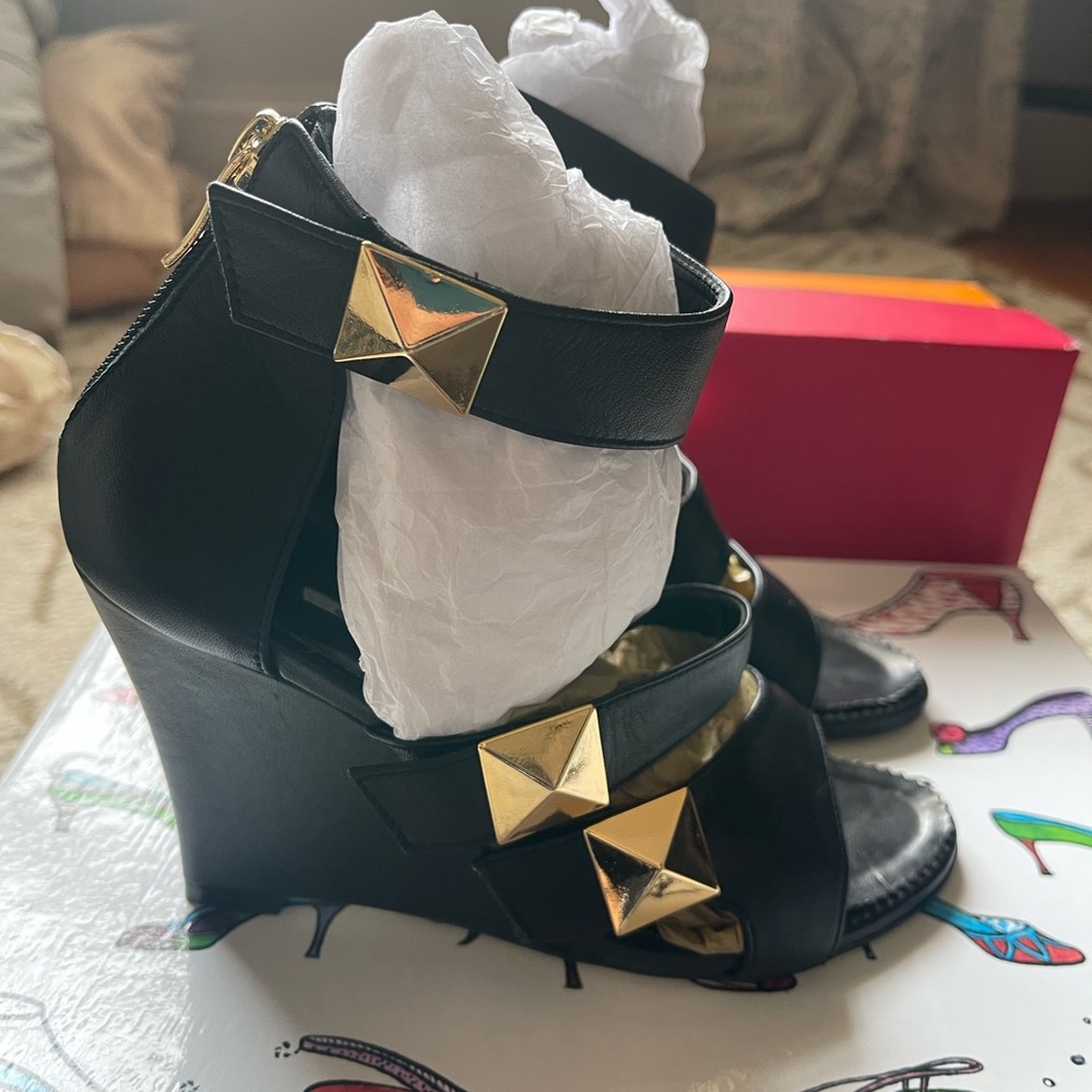 Suecomma Bonnie wedge sandaks with gold rickstuds sz: 36 US 5.5